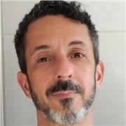 Professor de inglês trabalha com alunos de níveis iniciante, intermediário e avançado